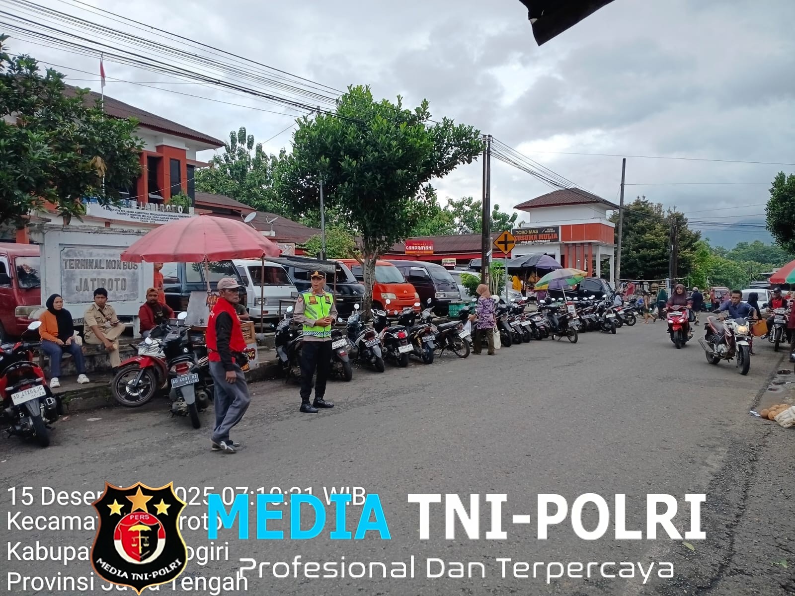 Polsek Jatiroto Amankan Pasaran Legi di Terminal Non Bus, Arus Lalu Lintas Lancar
