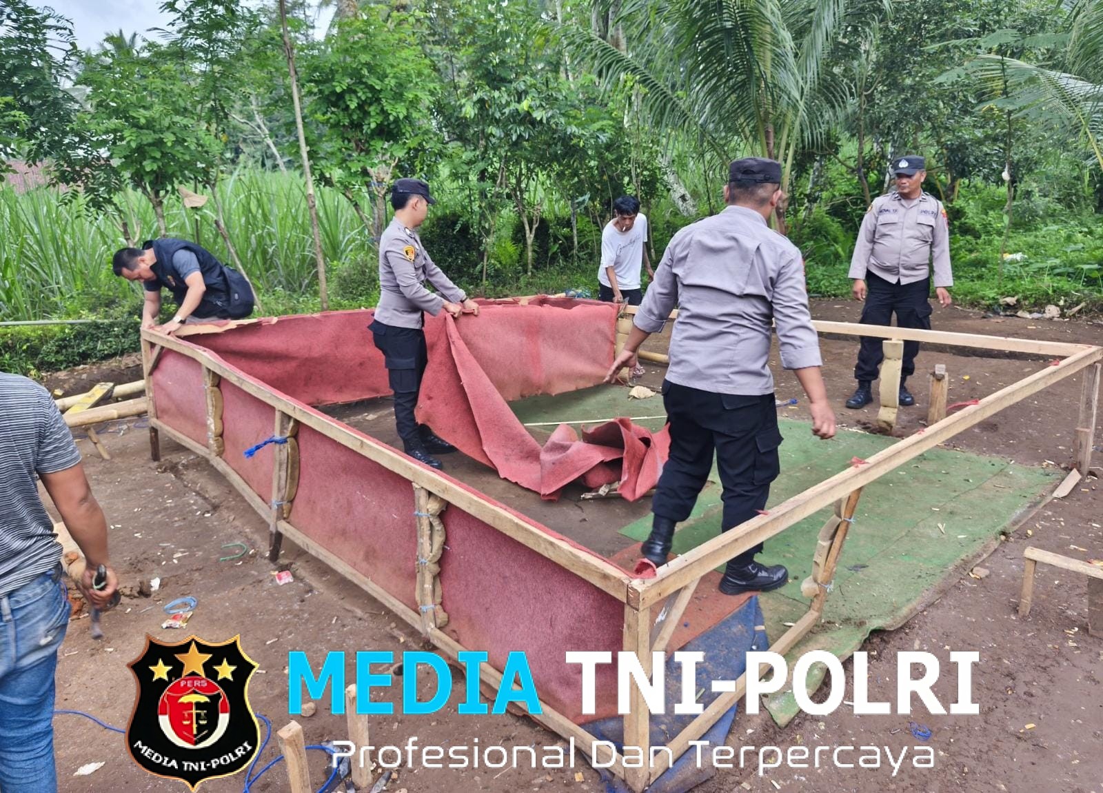 Polisi Tertibkan Arena Sabung Ayam di Dampit, Sarana Perjudian Dibakar