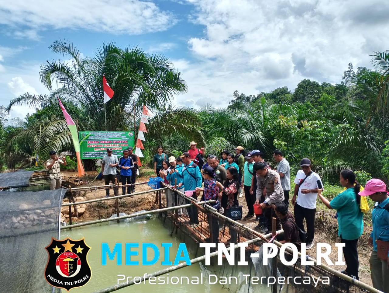 Dukung Ketahanan Pangan, Kodim 1209/Bengkayang Dampingi Penebaran Benih Ikan Lele