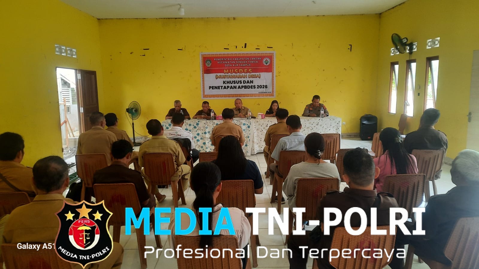 Kapolsek Sengah Temila Hadiri Musyawarah Desa Khusus dan Penetapan APBDes Desa Aur Sampuk