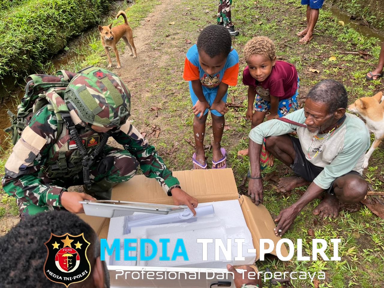 Pos Iwur Satgas Yonif 751/VJS Pasang Lampu PJU di Kampung Serukubin Terangi Jalan Kampung, Tingkatkan Keamanan Warga