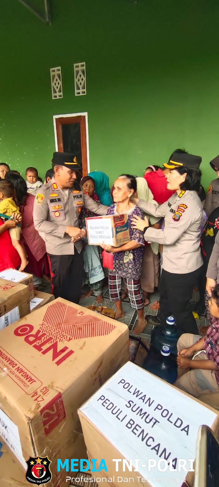 Polwan Polda Sumut Salurkan Bantuan Sosial kepada Korban Banjir di Pangkalan Brandan