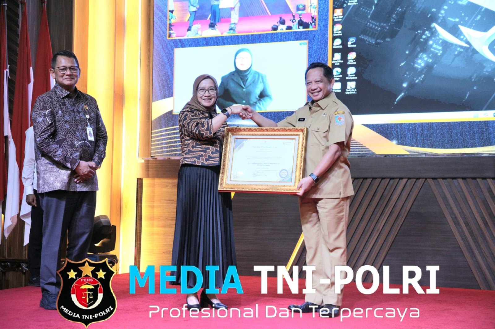 Mendagri Terima Penghargaan KIPP atas Inovasi NIK untuk Kemudahan Layanan Kesehatan