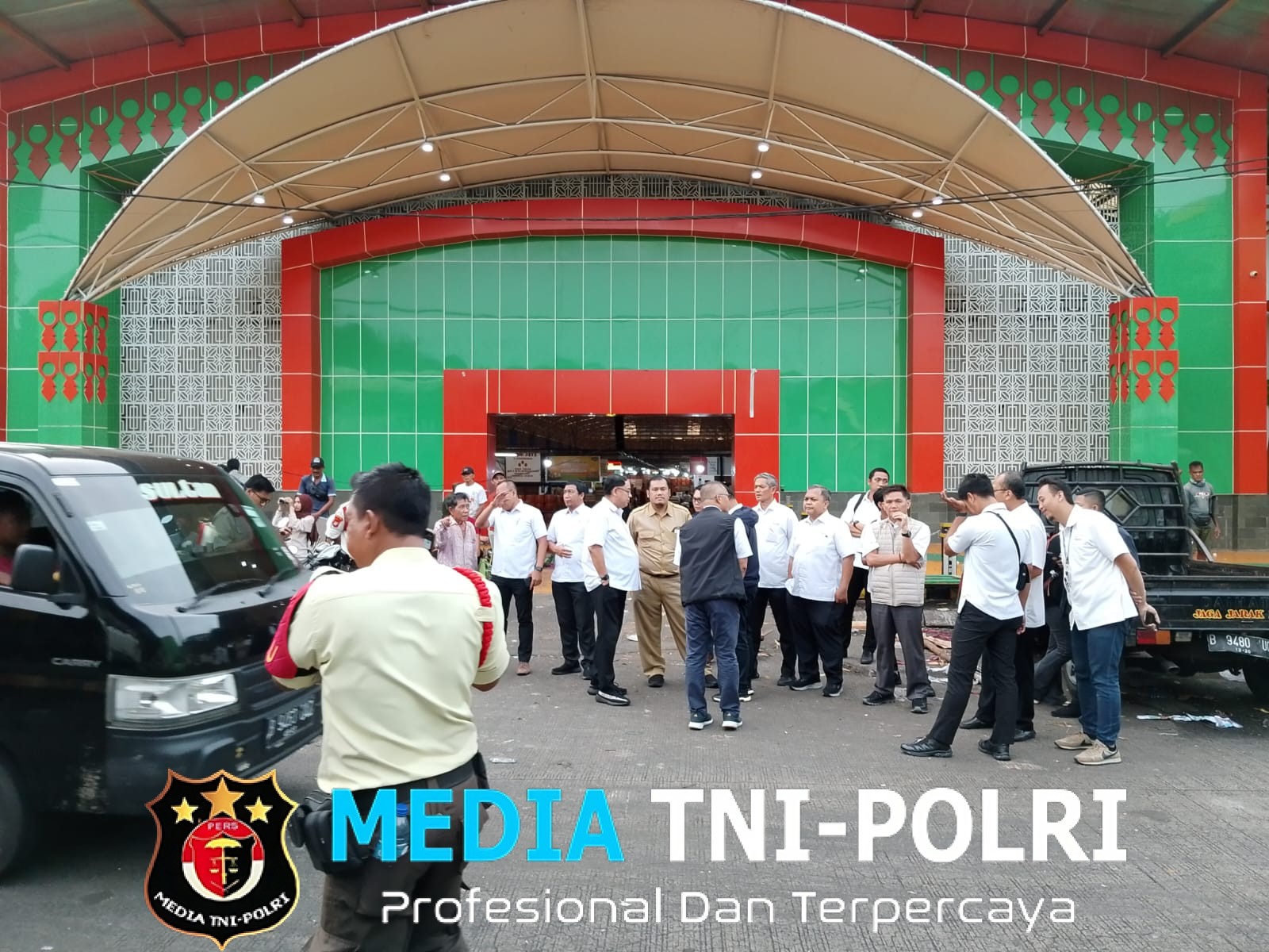 Kebakaran Hanguskan Ratusan Kios Sub Grosir di Pasar Induk Kramat Jati