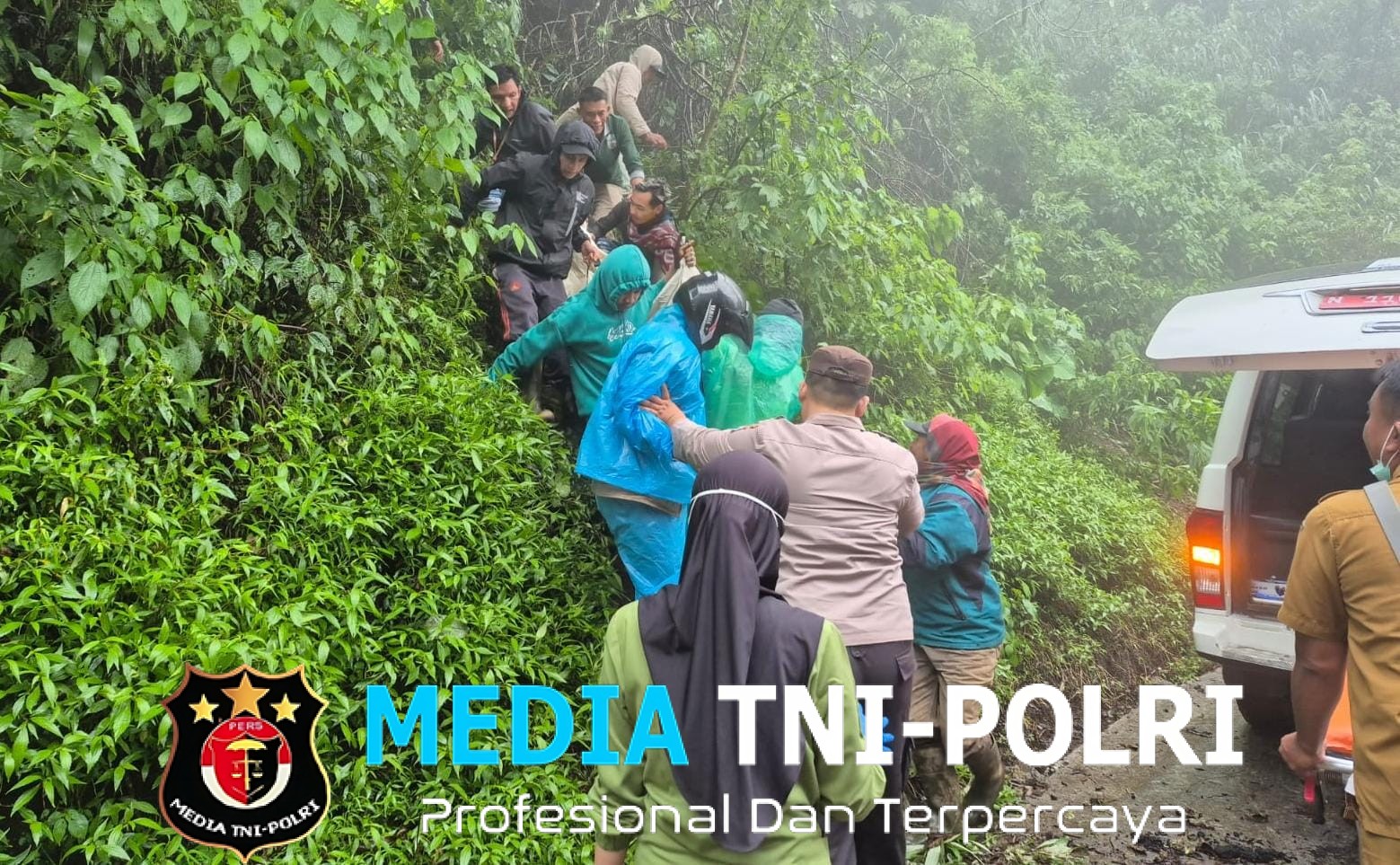 Laka Tunggal Mobil di Jalur Bromo, Polisi Evakuasi Korban