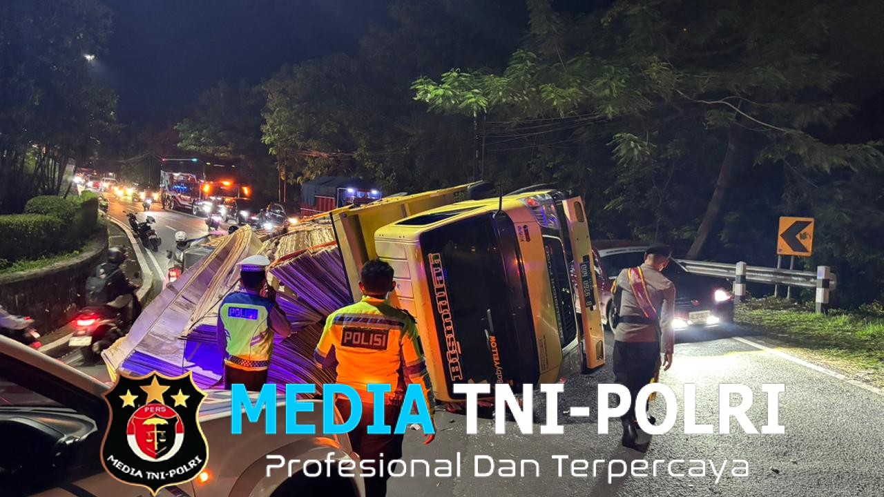 Tanpa Korban Jiwa, Polres Wonogiri Gerak Cepat Tangani Kecelakaan Tunggal TrukTerguling di Jalan Wonogiri – Selogiri