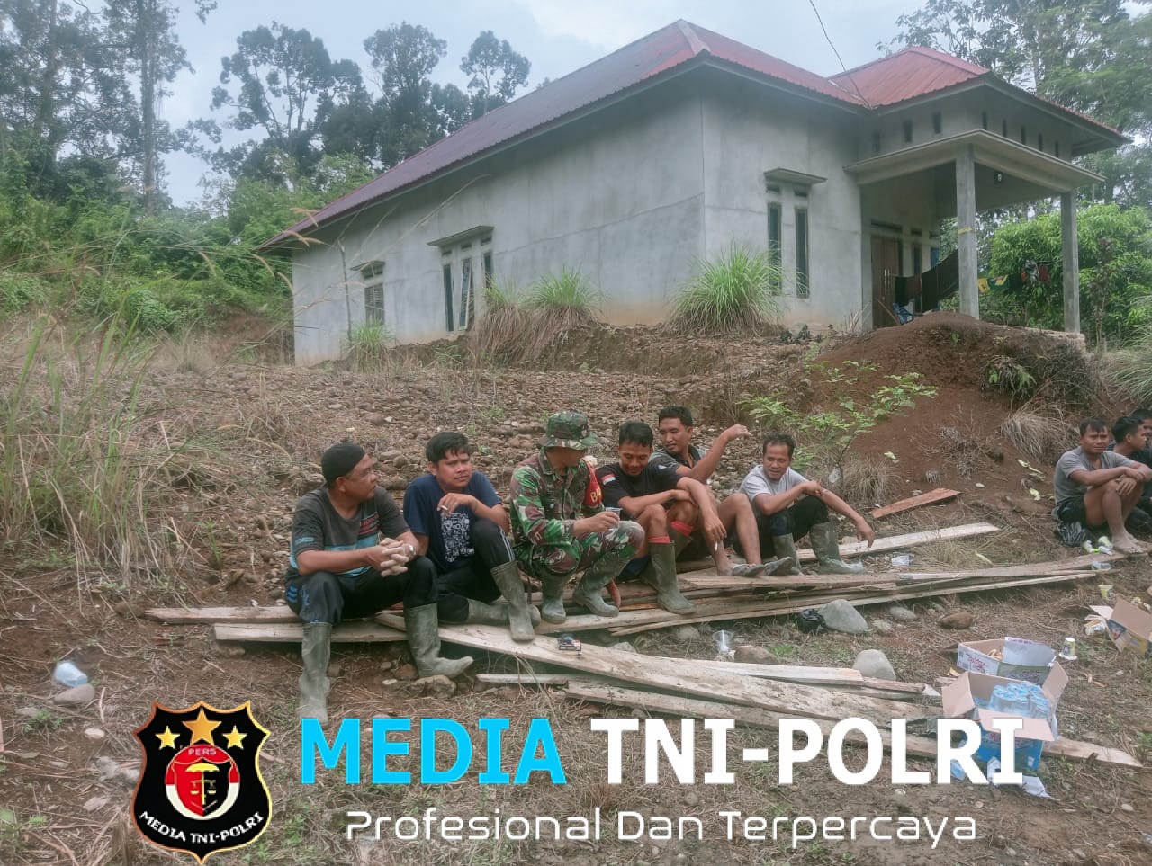 Babinsa Koramil 420-08/Tabir, Peltu Heri Sepriadi.As, Melaksanakan Gotong Royong Bersama Perangkat Desa dan Warga Masyarakat di Desa Sungai Limau,Kec. Tabir Timur