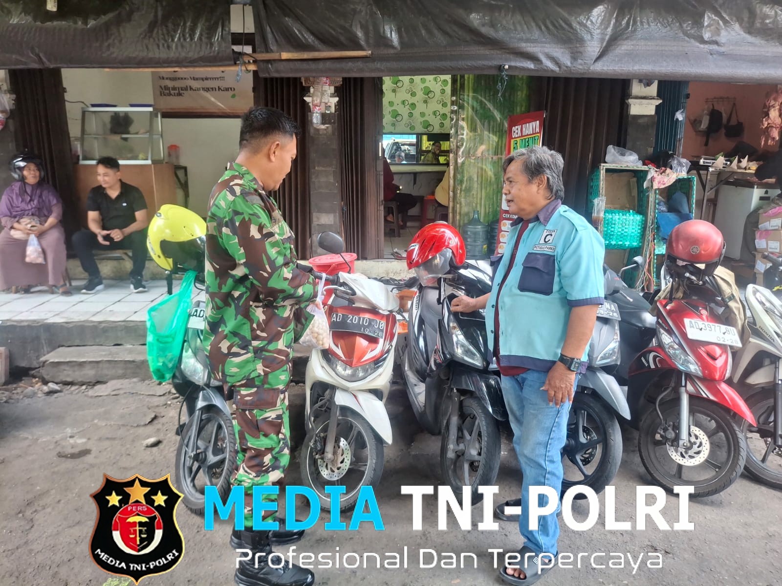 Wujud Kedekatan Babinsa Komsos Dengan Tukang Parkir