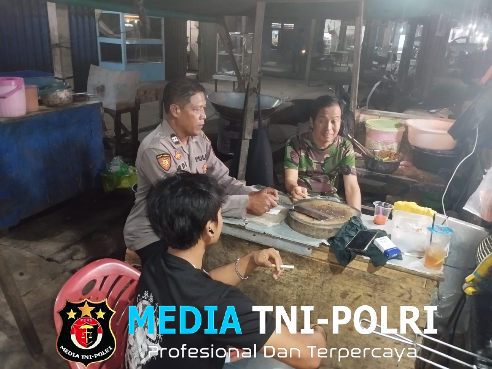 Dialog Santai Saat Patroli Malam, Polisi Beri Himbauan Kamtibmas