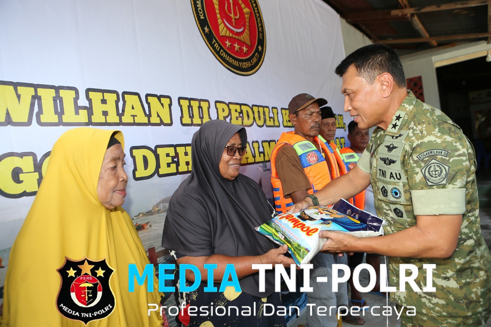 Kogabwilhan III Serahkan Bantuan 100 Sak Beras dan 100 Life Vest untuk Nelayan Sidangoli Dehe