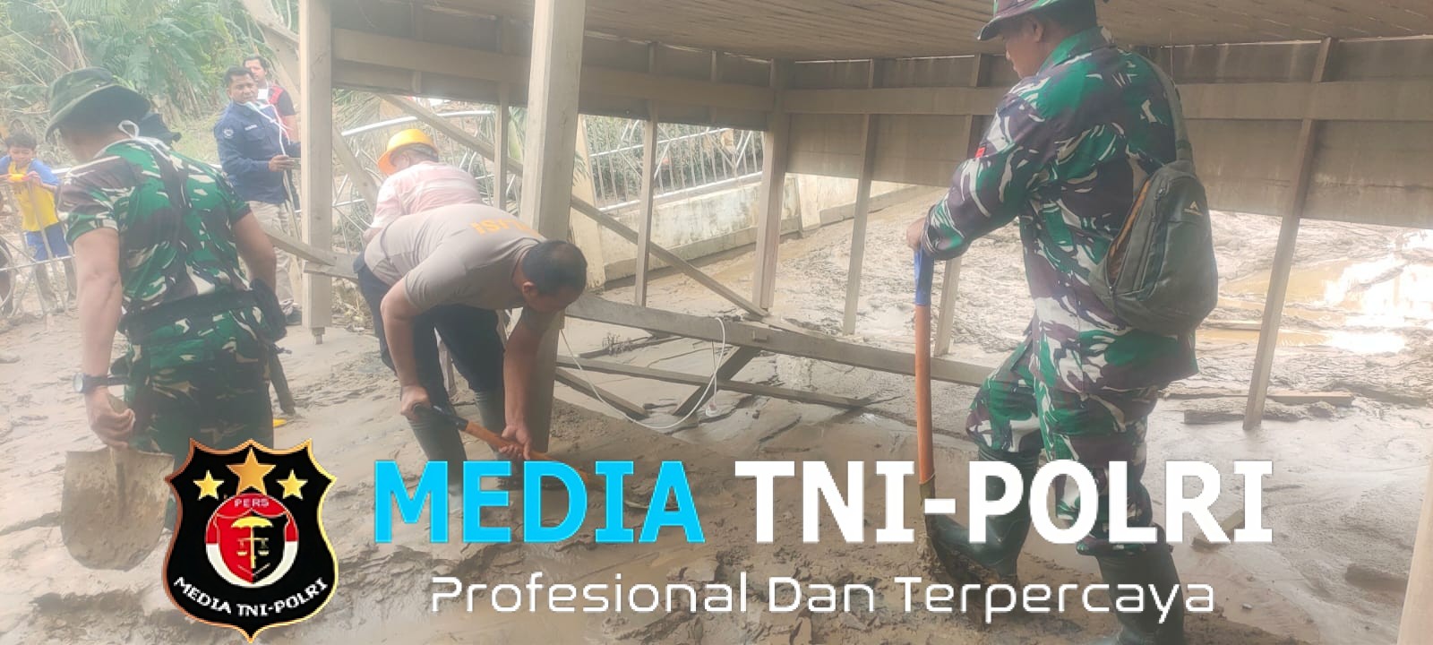 TNI–Polri dan Masyarakat Gotong Royong Bersihkan Masjid At-Taqwa di Sawang