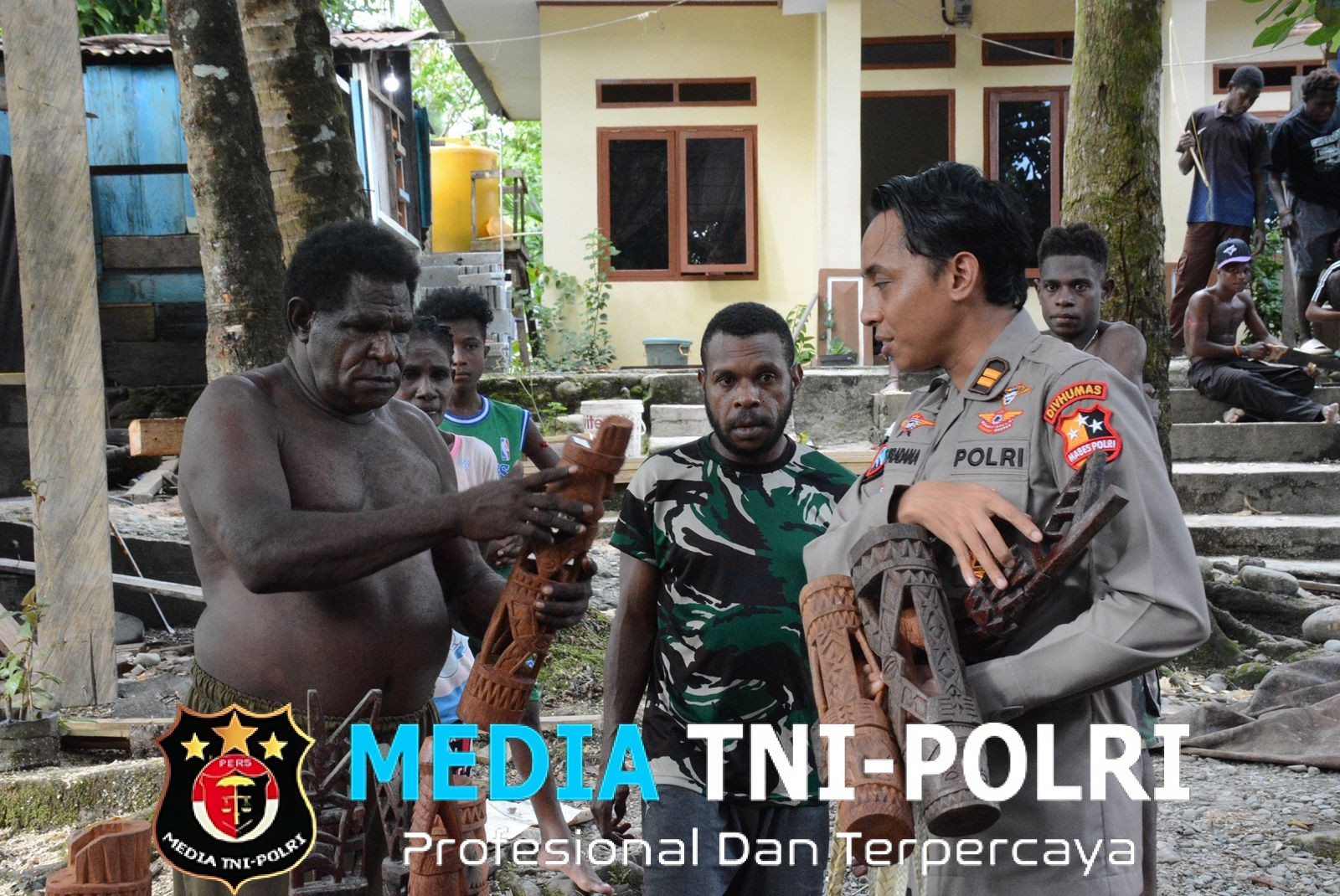 Personel Ops Damai Cartenz Dukung Produk Lokal Papua Lewat Aksi Belanja UMKM di Timika