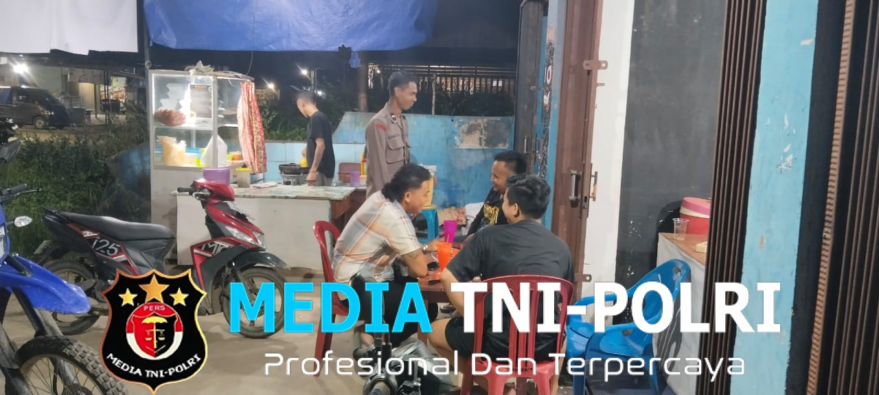 Polisi Sambangi Warga Saat Nongkrong, Sampaikan Pesan Bijak Bermedsos dan Tolak Narkoba