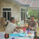 Duduk Santai Penuh Canda, Polisi dan Warga Sebangki Jalin Silaturahmi