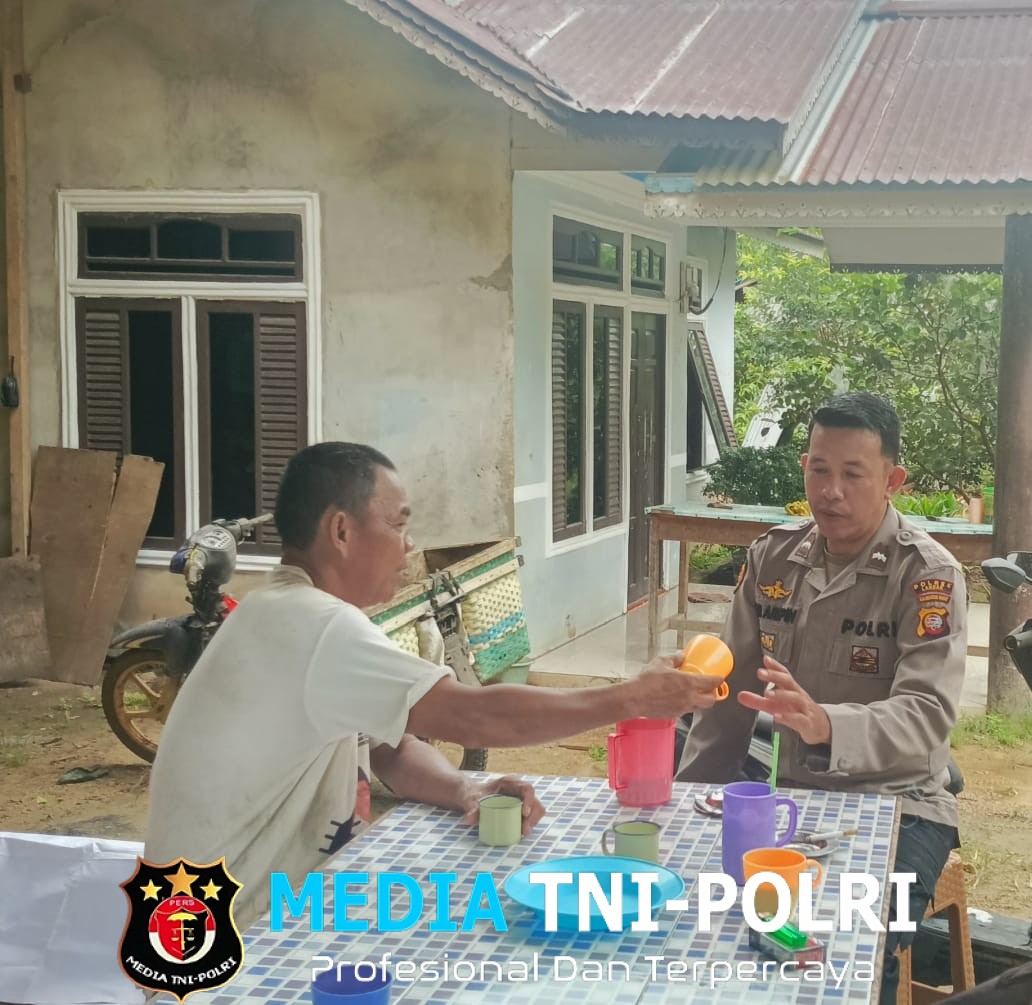 Duduk Santai Penuh Canda, Polisi dan Warga Sebangki Jalin Silaturahmi