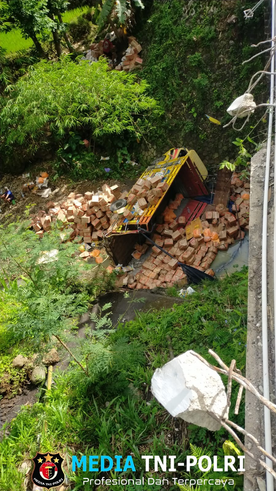 Truk Terjun ke Sungai di Slogohimo, Polisi Amankan Lokasi dan Lakukan Evakuasi