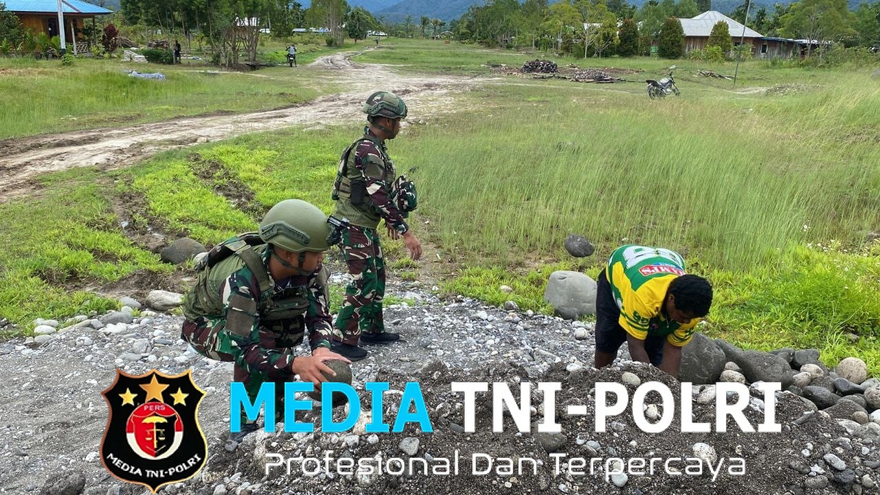 Personil Pos Kout Elelim Satgas Yonif Gotong Royong Perbaikan Jalan Satgas Yonif 521/DY di Distrik Elelim