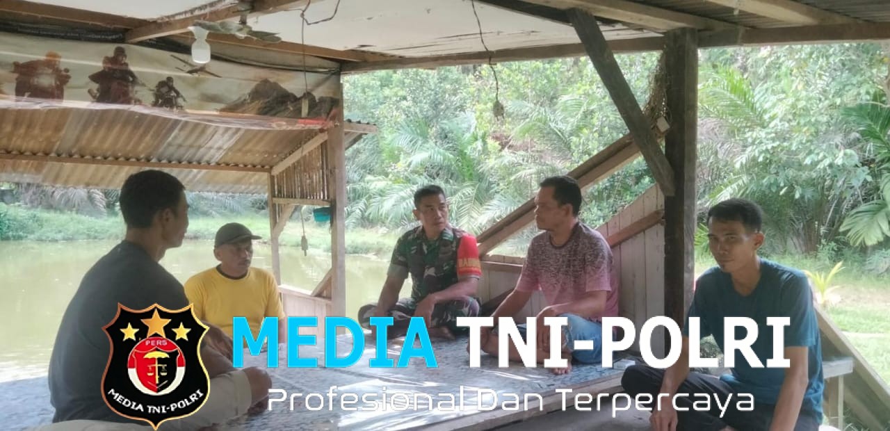 Babinsa Koramil 420-08/Tabir Pererat Silaturahmi Lewat Komsos Bersama Warga Desa Air Liki