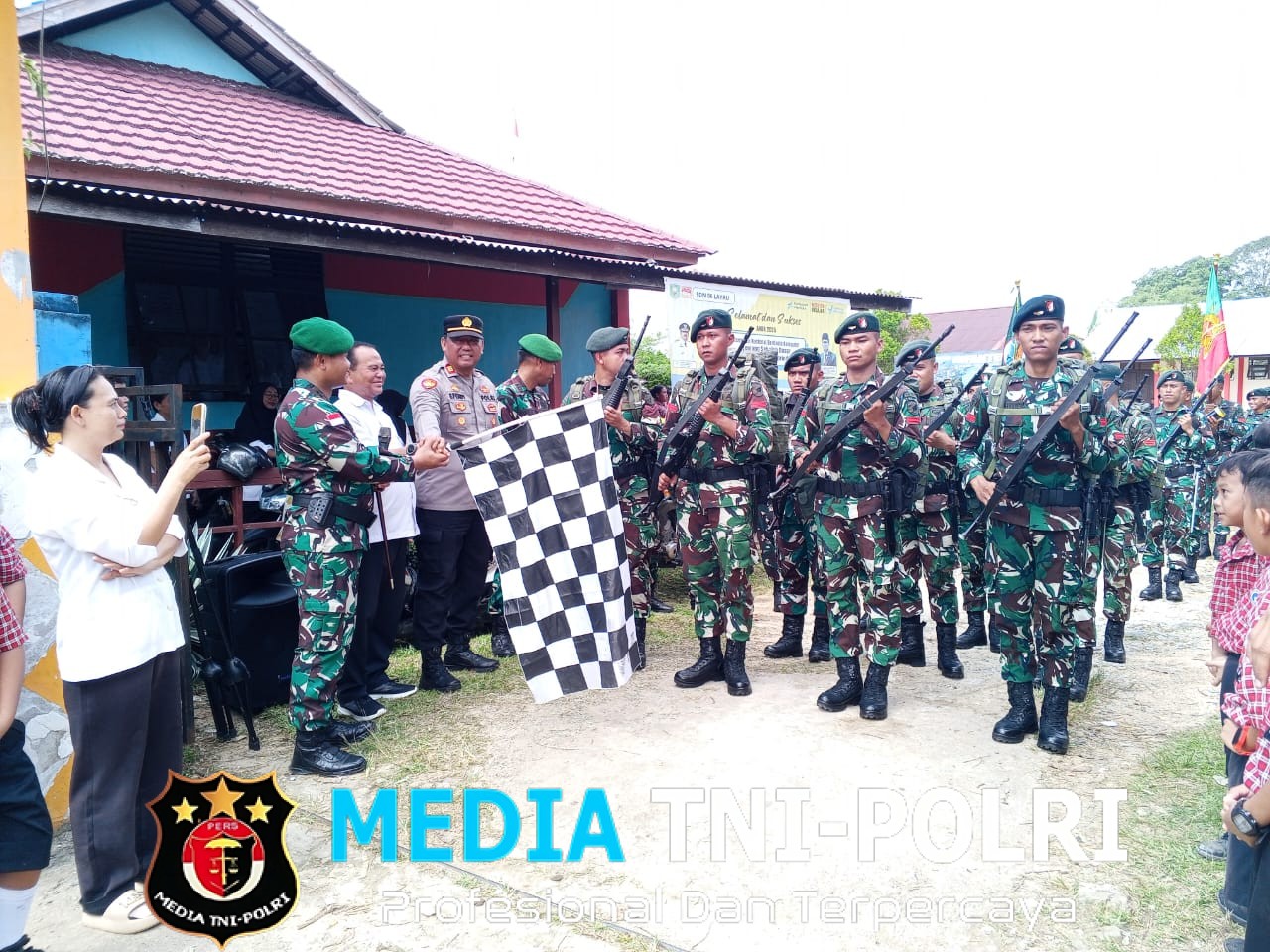 Dandim 1204/Sanggau Pimpin Upacara Serah Terima Simbol Peleton Beranting YWPJ Etape II ke Etape III  ‎