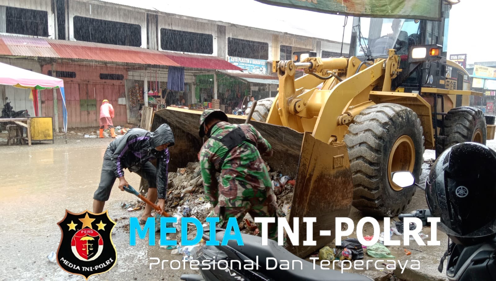 Sinergi TNI dan Masyarakat, Koramil 12/Tanah Pasir Laksanakan Pembersihan Pasar Pasca Banjir