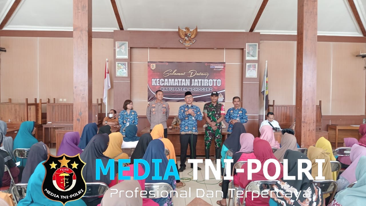 Polsek Jatiroto Amankan Penyaluran Bansos Sembako untuk 1.455 KPM