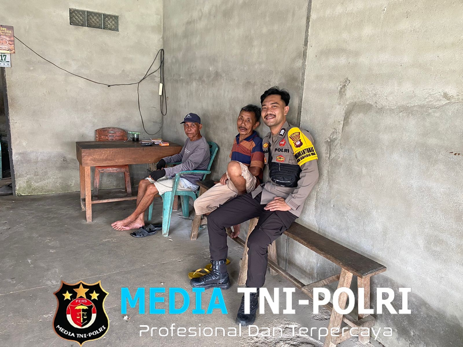 Melalui Patroli Dialogis, Bhabinkamtibmas Brigadir Yogi Sampaikan Pesan Kamtibmas kepada Warga