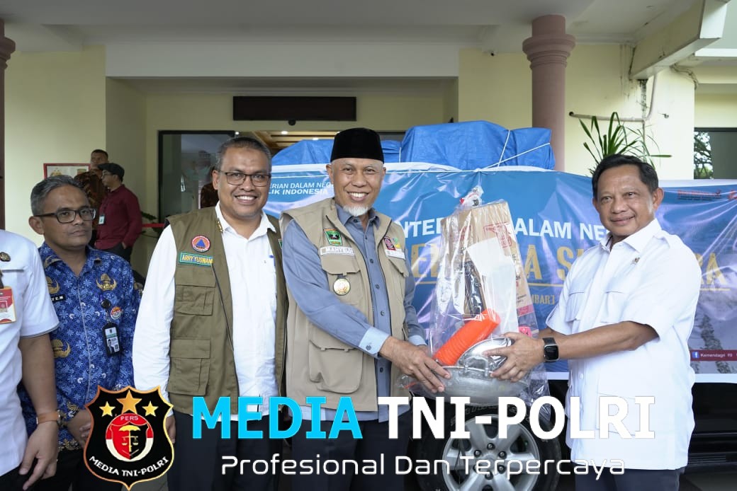 Mendagri Tito Serahkan Bantuan untuk Warga Terdampak Bencana di Sumbar