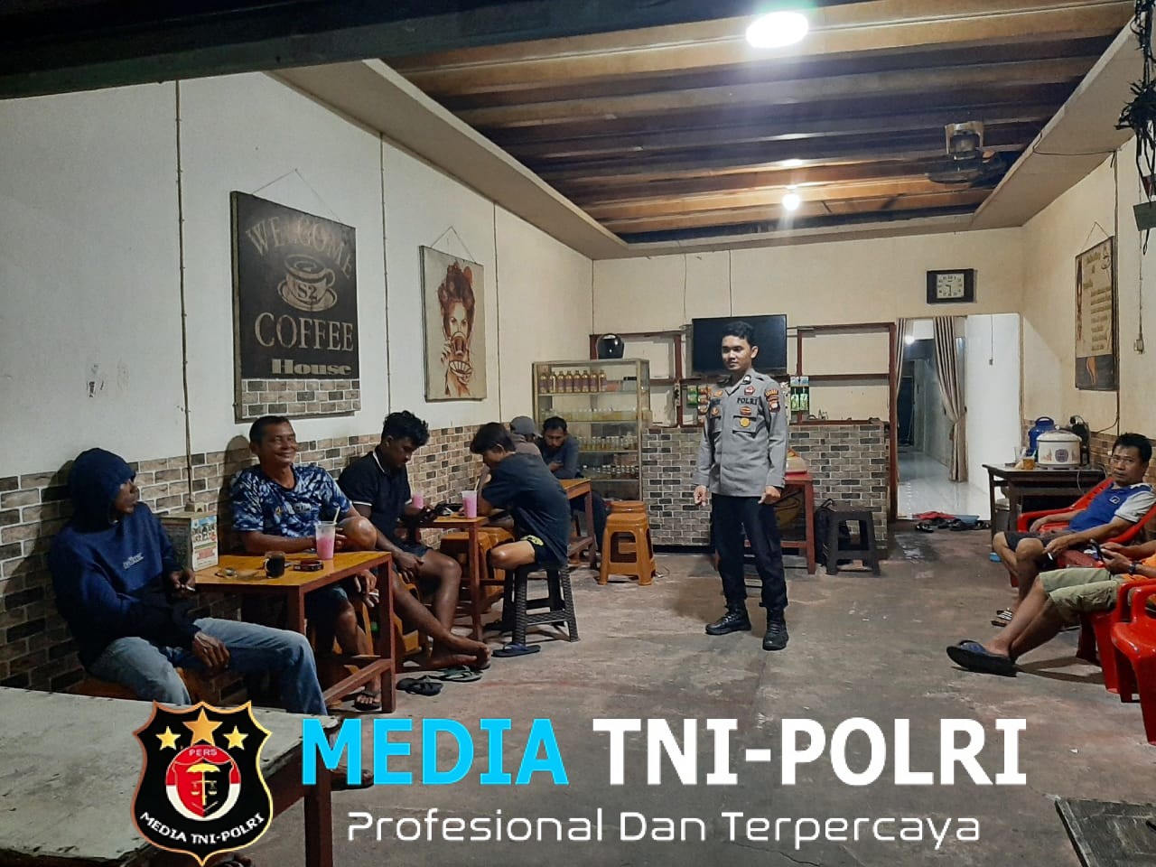 Meski Larut Malam, Semangat Tak Surut Polsek Mandor Intensifkan Patroli dan Sambang Warga