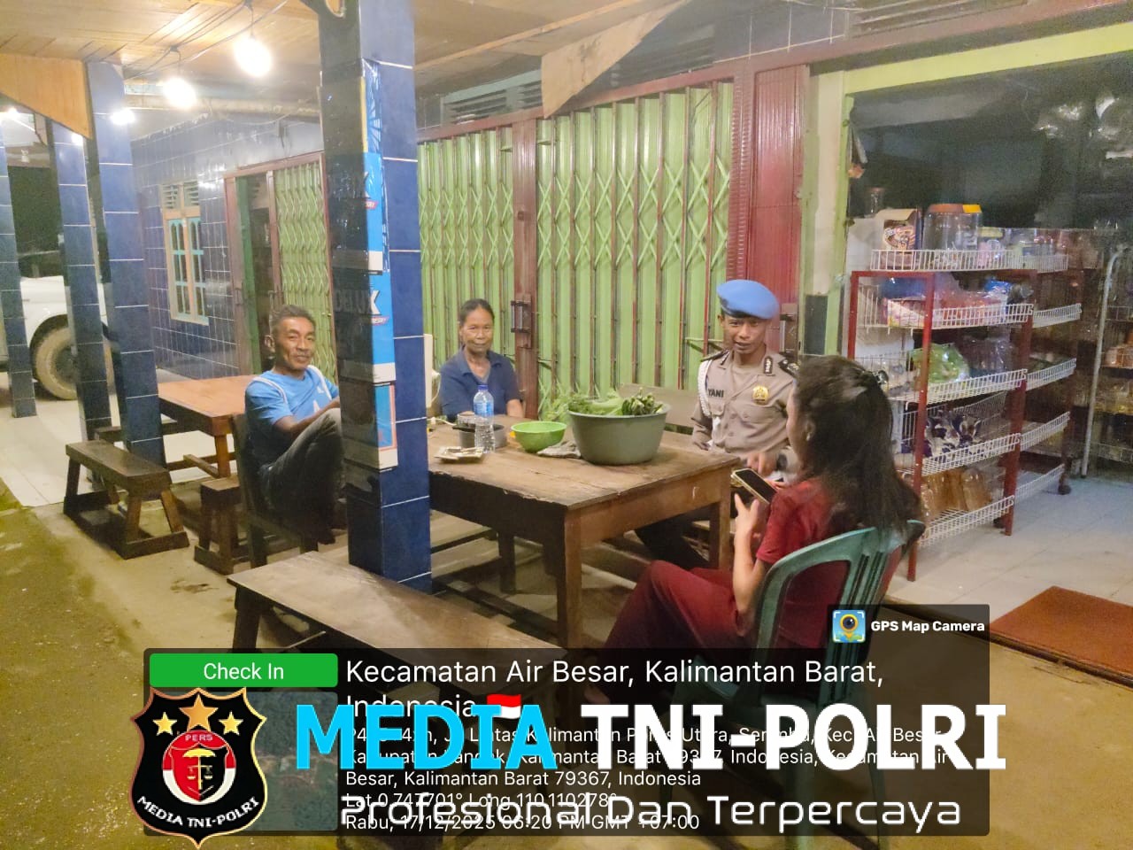 Di Bawah Terang Rembulan, Polisi Hadir Menyapa Warga Lewat Patroli Malam