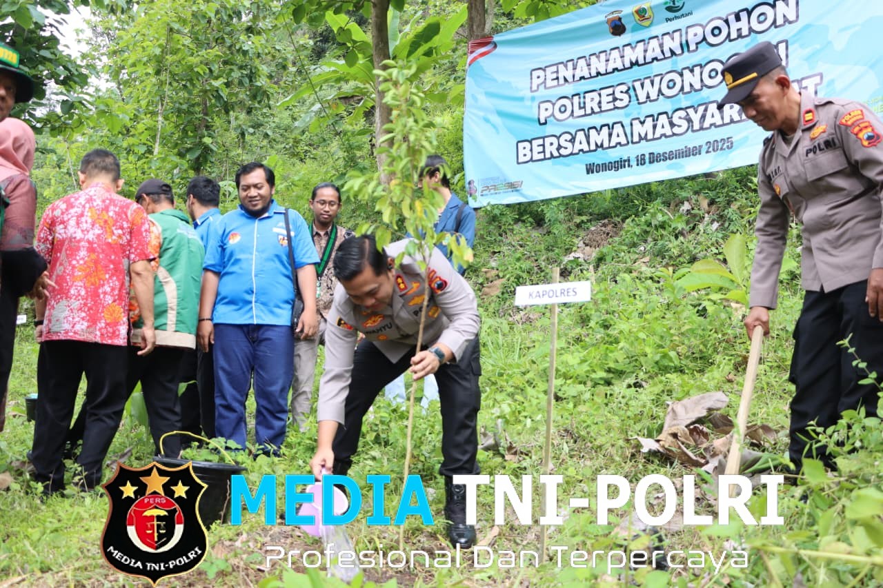 Kapolres Wonogiri Bersama Masyarakat Tanam Ratusan Pohon Beringin di Lahan Kritis