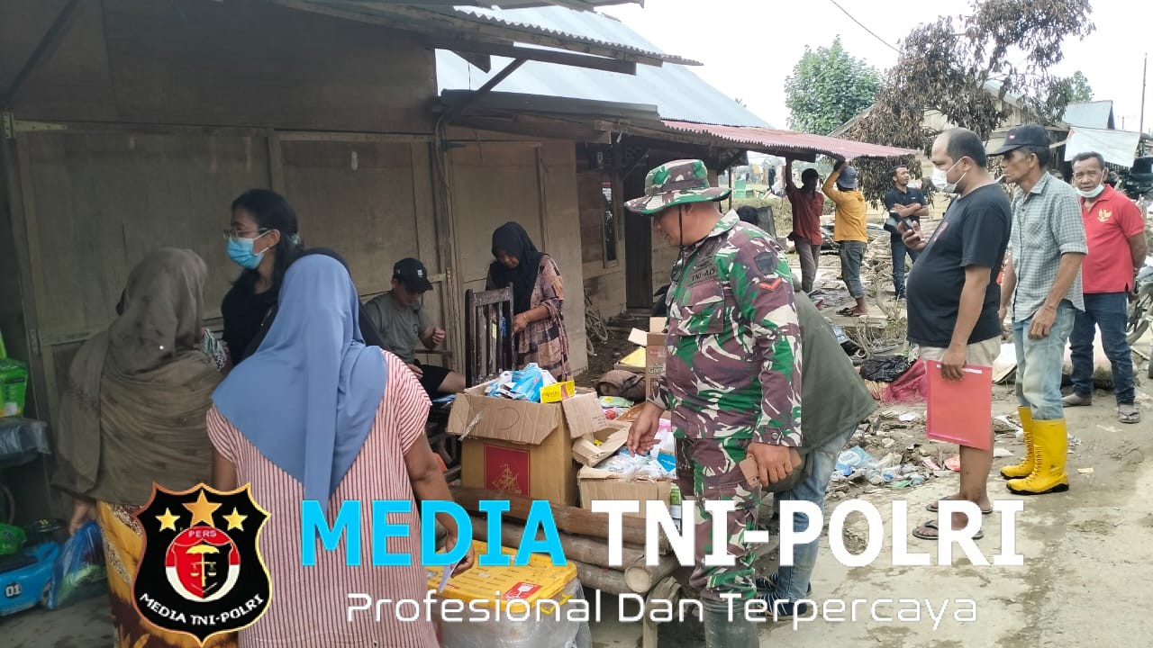 Babinsa Koramil 29/Lkh Kawal Pengobatan Massal Pasca Banjir di Langkahan