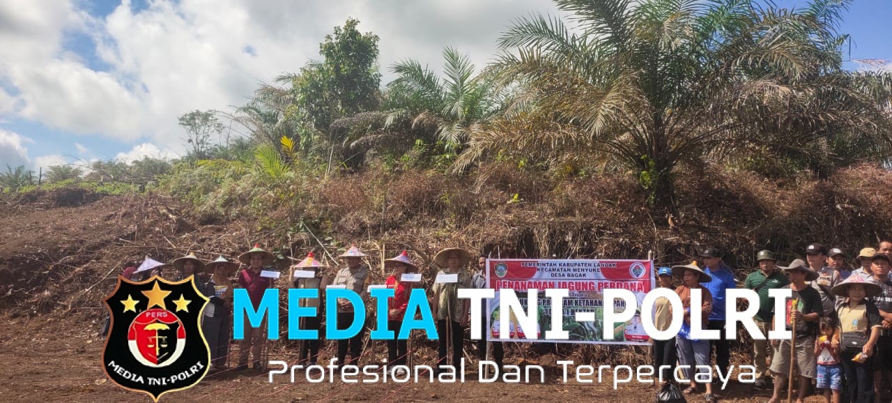 Bhabinkamtibmas Polsek Menyuke Ikuti Kegiatan Penanaman Jagung Serentak 1 Desa 1 Hektar Di Desa Bagak