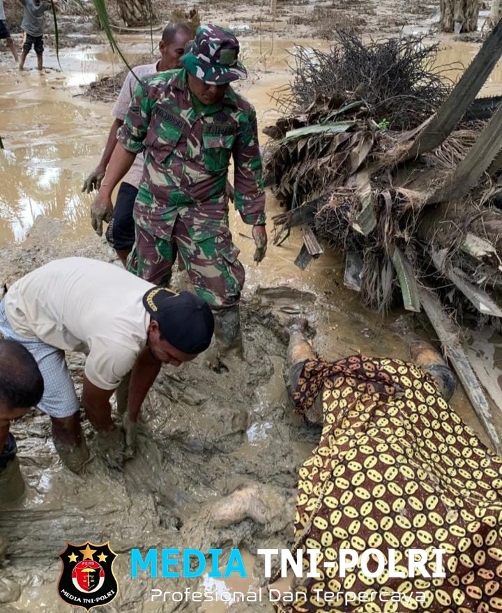 TNI Evakuasi Jenazah Korban Banjir Bandang di Ladang Sawit Warga Langkahan