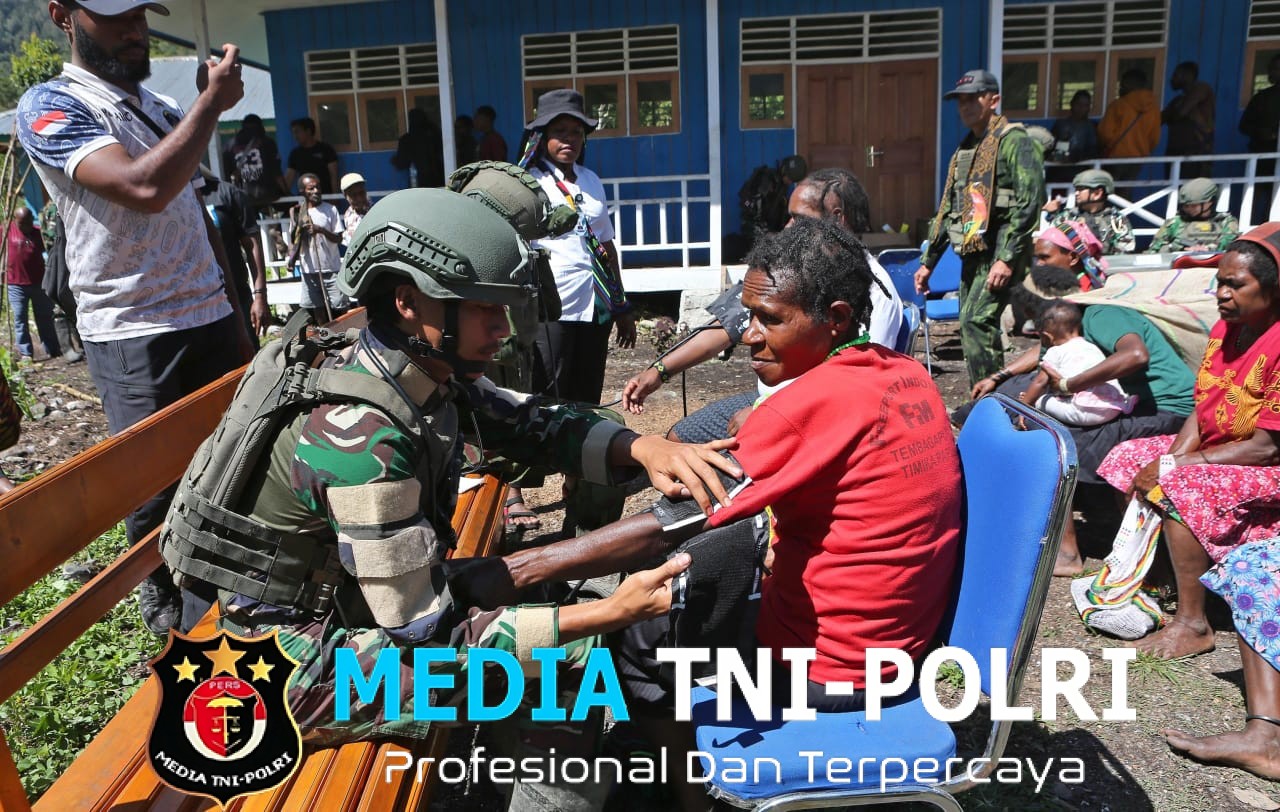 Bakar Batu di Hitadipa, Hangatkan Kebersamaan Sambut Natal 2025 Bersama Pangkogabwilhan III