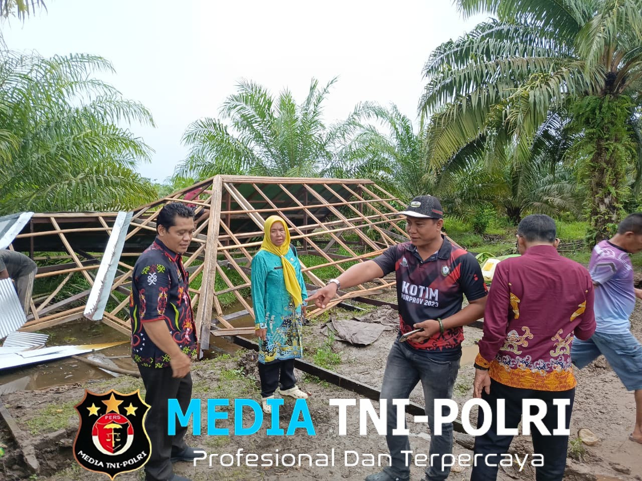 Angin Kencang Robohkan Kerangka Rumah Warga di Desa Handil Sohor