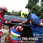 Mobil Pikap Terperosok ke Parit, Damkar Kotim Lakukan Evakuasi