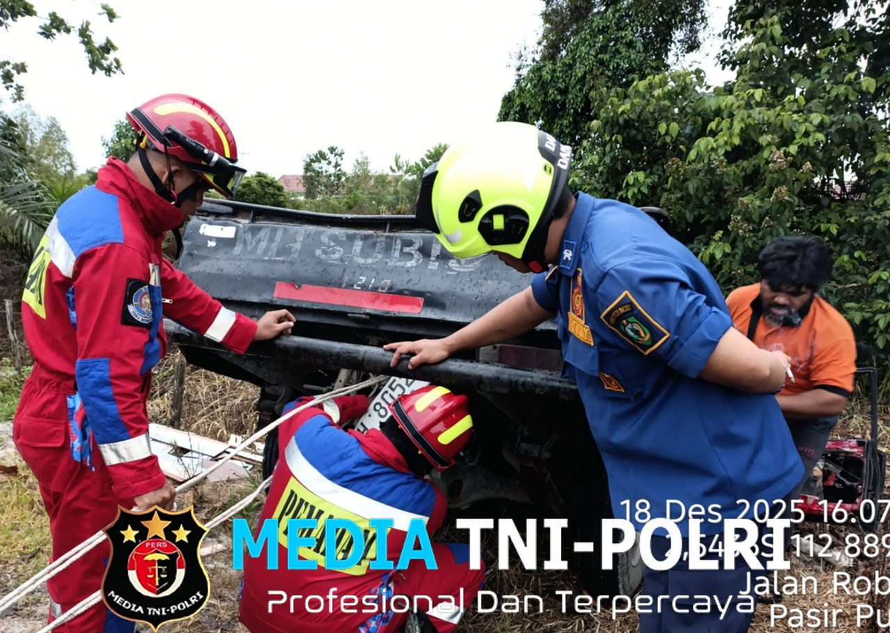 Mobil Pikap Terperosok ke Parit, Damkar Kotim Lakukan Evakuasi