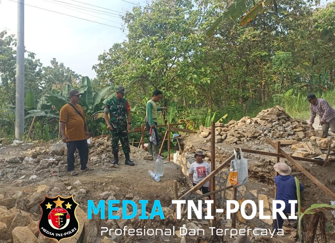 Babinsa Juwangi Bersama Warga Gotong Royong Perbaiki Gorong-Gorong Demi Kelancaran Irigasi