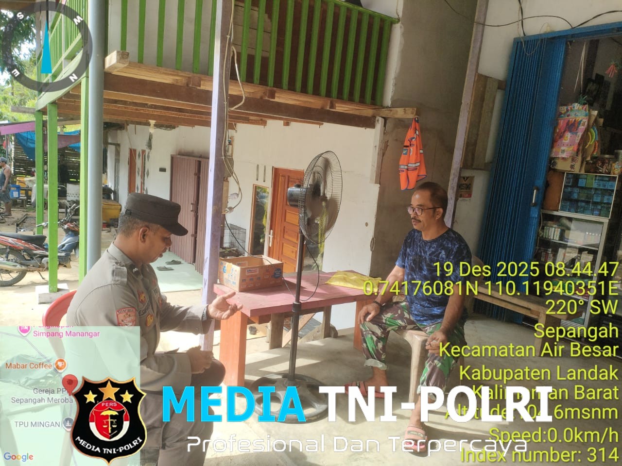 Polisi Temui Warga Saat Patroli Siang, Pesan Kamtibmas Disampaikan dengan Humanis