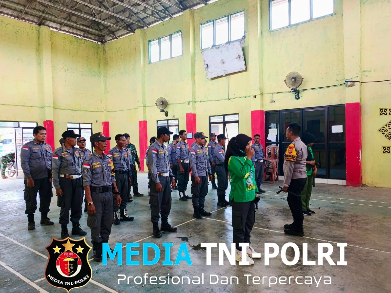 Jelang Nataru 2025–2026, Bhabinkamtibmas Polsek Bangun Rejo Beri Pembinaan Kesiapsiagaan Linmas