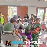 Babinsa Serengan Bantu Pendistribusian Kaporlap Helm Dari Lurah Untuk Linmas
