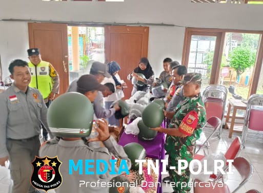 Babinsa Serengan Bantu Pendistribusian Kaporlap Helm Dari Lurah Untuk Linmas