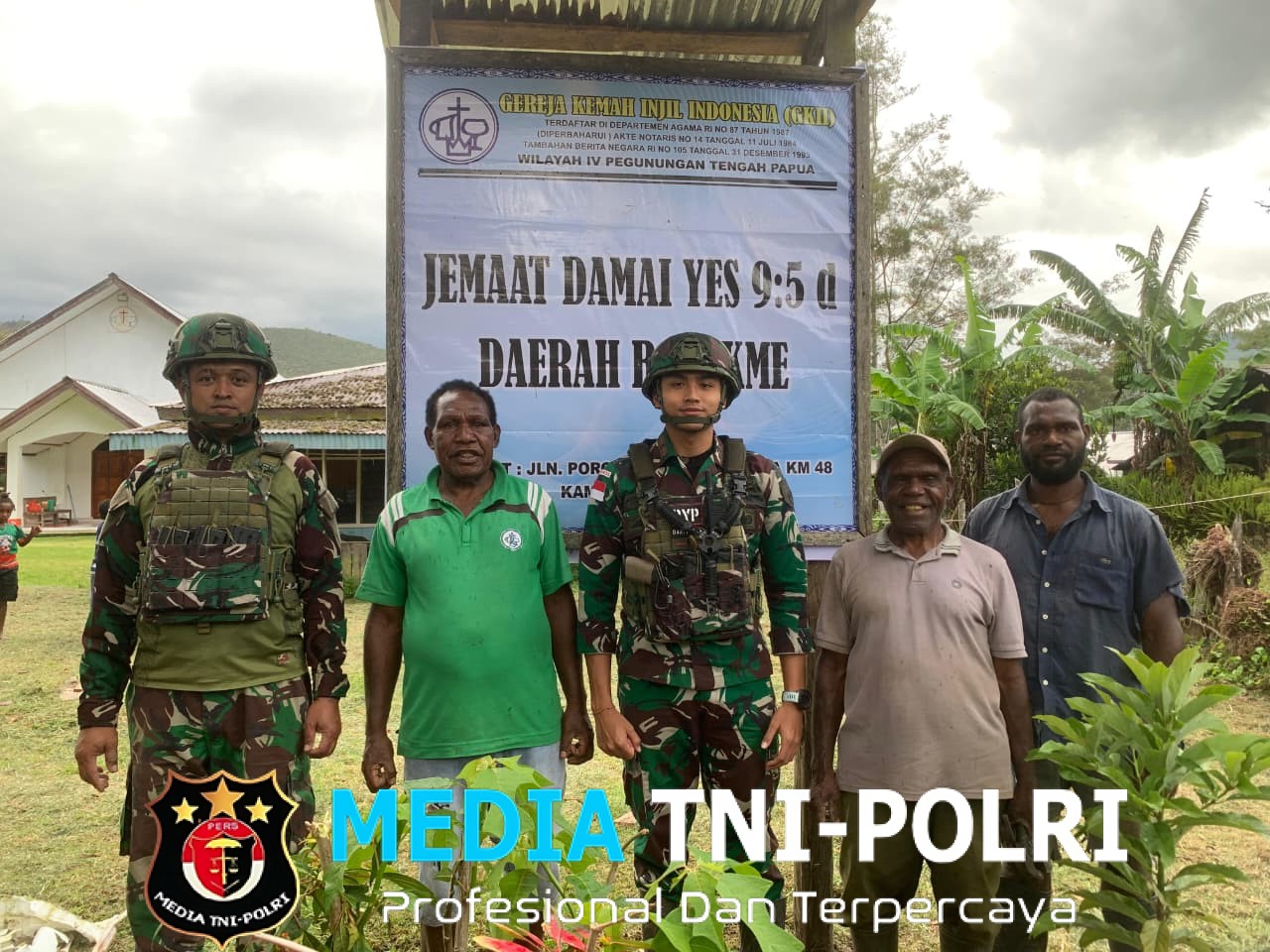 Binter Secercah Cahaya di Ujung Timur, Satgas Yonif 521/DY Menyambut Semangat Natal di Gereja Kemah Injil Indonesia (GKII) di Distrik Bolakme