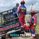Mobil Pikap Terperosok di Parit, Damkar Kotim Lakukan Evakuasi