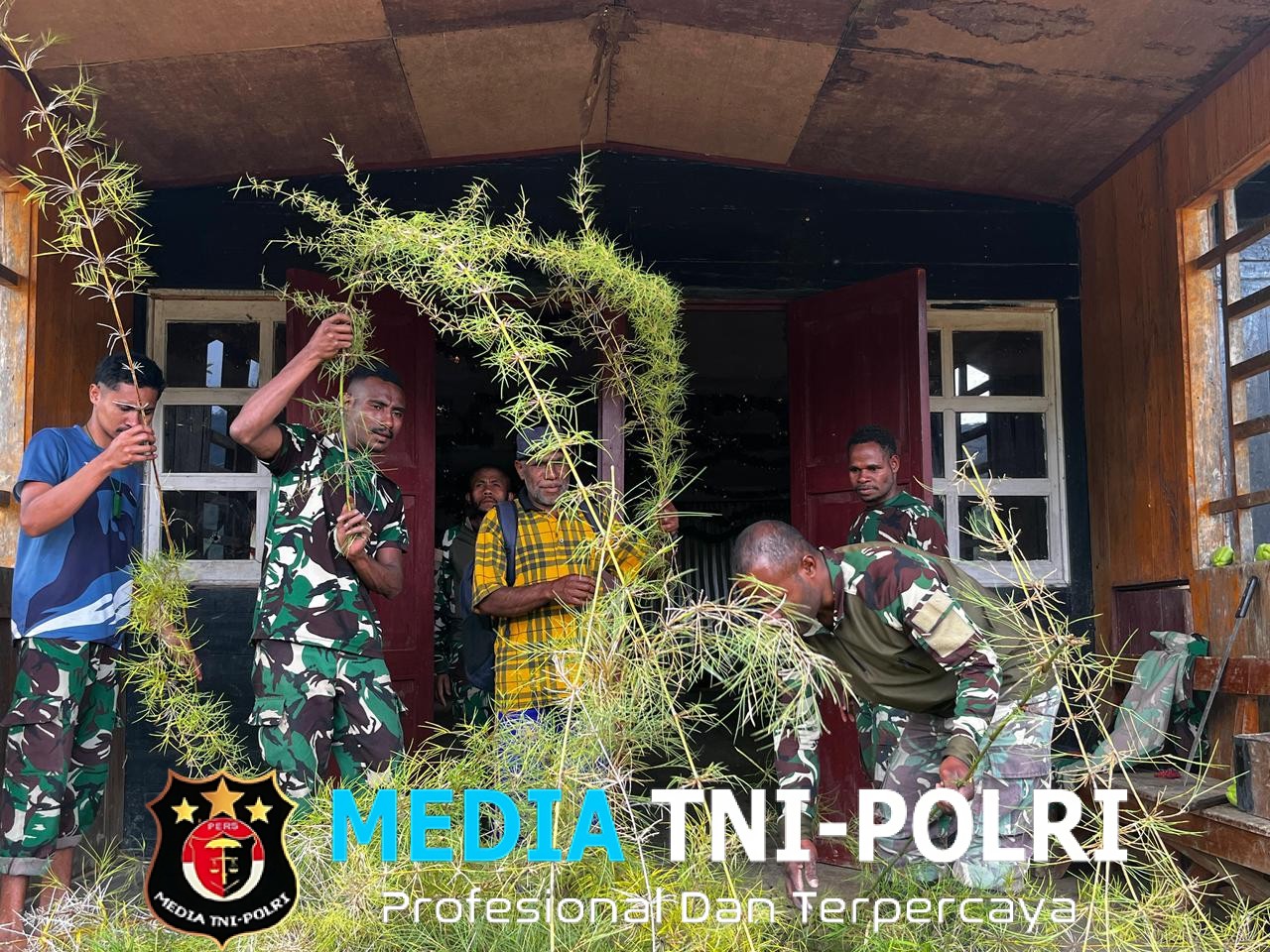 Pos Mimin Satgas Yonif 751/VJS Bangun Pondok Natal Meriah Cahaya Harapan Menyala di Tengah Pegunungan