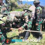 Binter Damai itu Indah Satgas Yonif 521/DY Gotong Royong Renovasi Taman Menyambut Natal di Papua Pegunungan