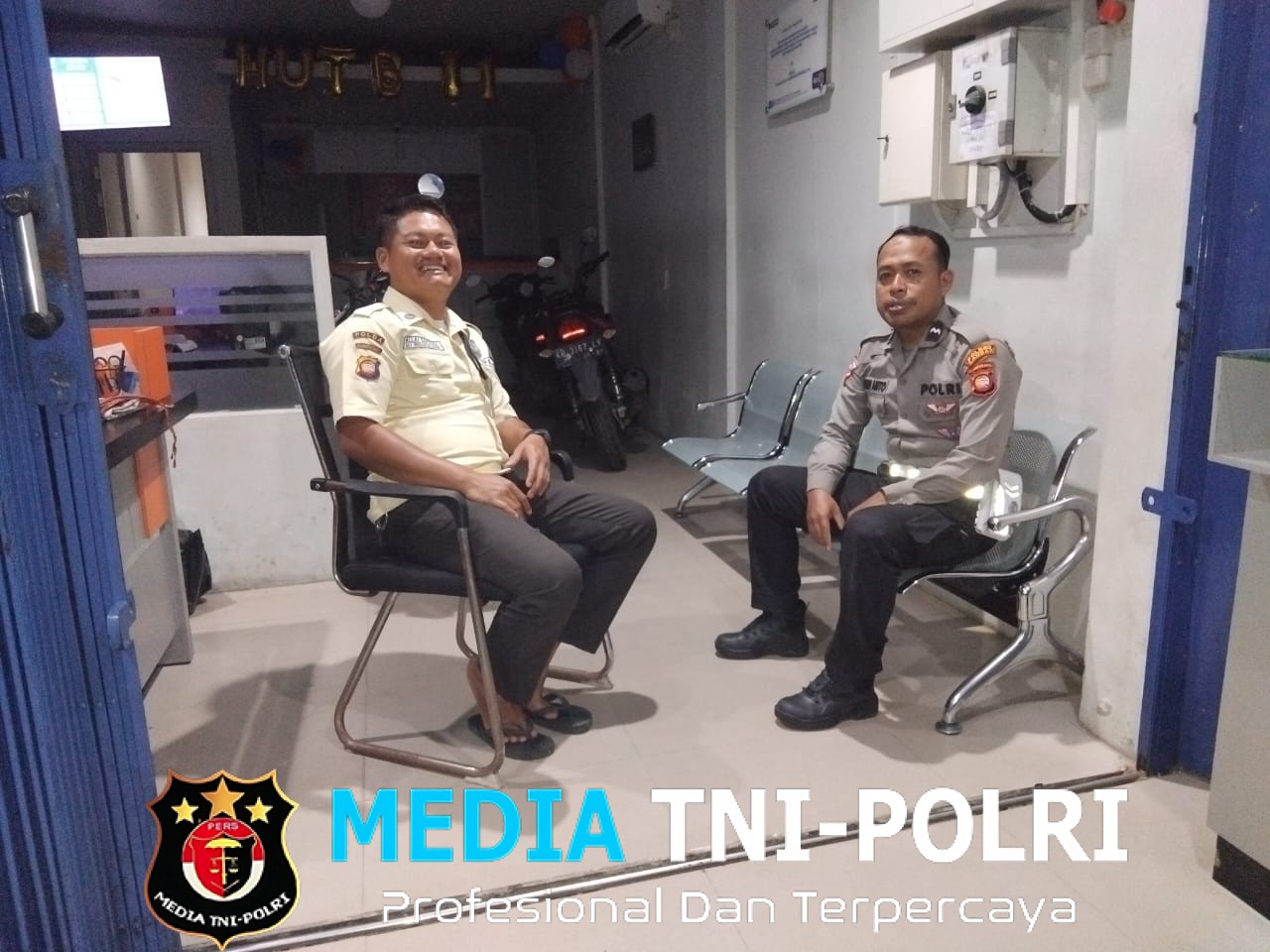 Patroli Malam di Bawah Terang Rembulan, Polsek Mandor Sampaikan Himbauan Kamtibmas kepada Warga