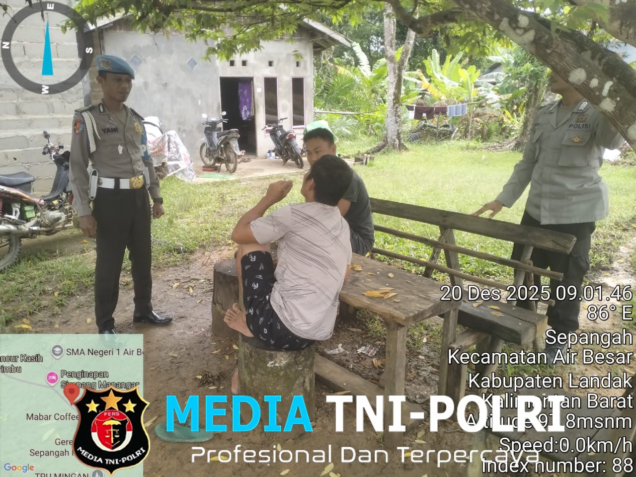 Di Bawah Terik Menyengat, Polisi Tetap Berpatroli Demi Keamanan