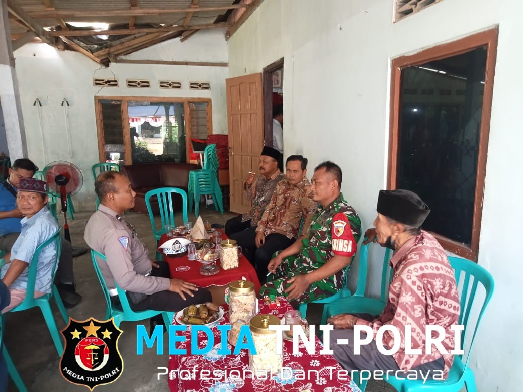 Wujudkan Rasa Aman, Babinsa Koramil Srengat Pantau Ibadah Natal di GPDI Togogan