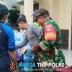 Babinsa Joyotakan dan Staf Kelurahan Kerja Bakti Bersama